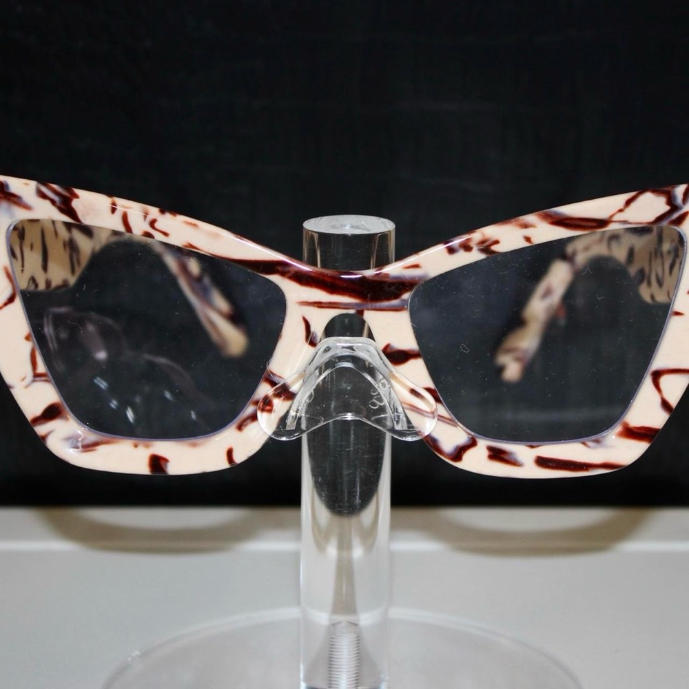 Stylish Tortoiseshell Cat-Eye Sunglasses